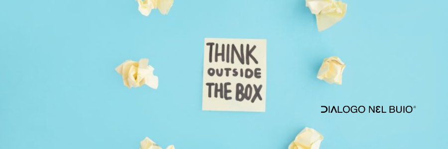 Post-it con scritta Think Outside the Box