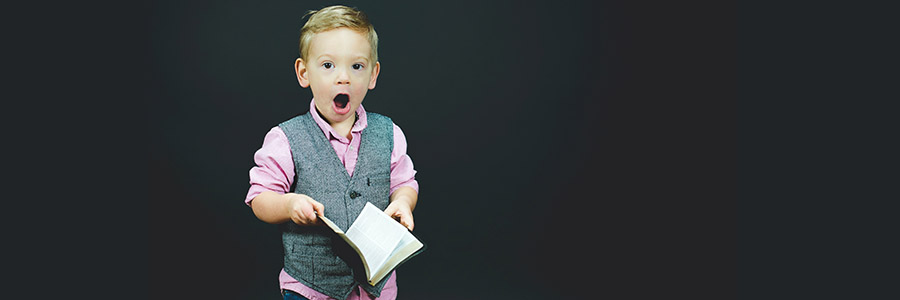Bambino in atteggiamento da maestro