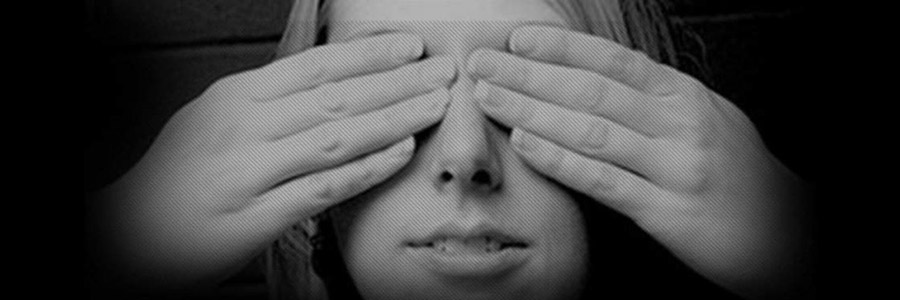 Volto di donna con gli occhi coperti dalle mani