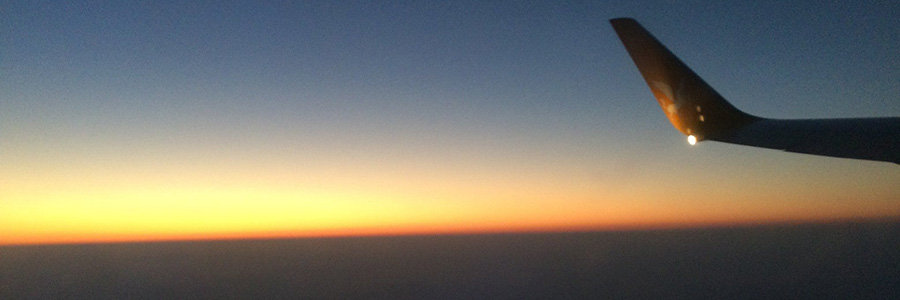 Tramonto visto dal finestrino di un aereo