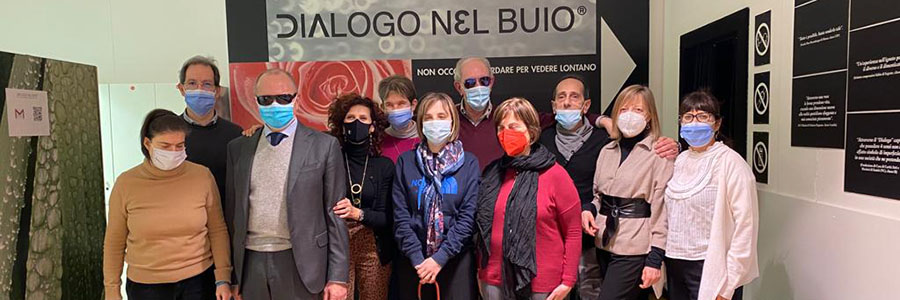 Foto di gruppo con lo staff di Dialogo nel Buio