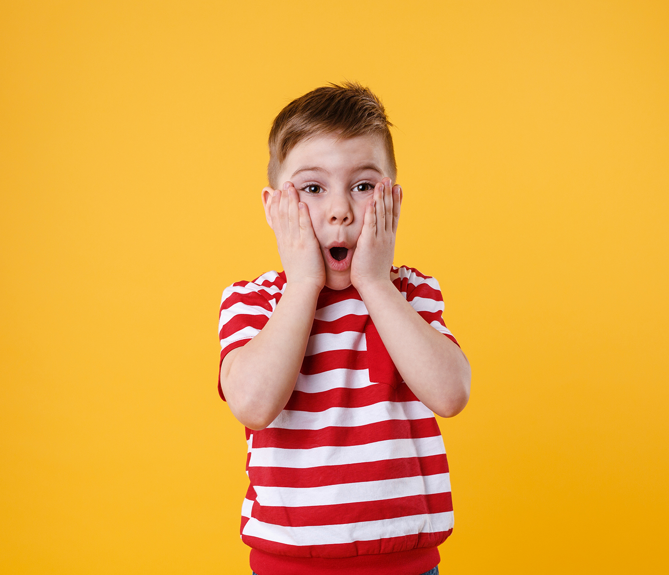 bambino con espressione di sopresa