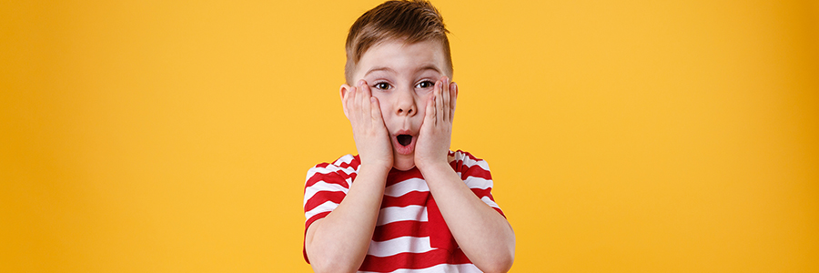 Bambino con espresisone di sopresa