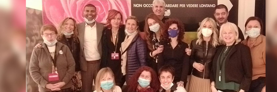 Foto di gruppo nel foyer di Dialogo