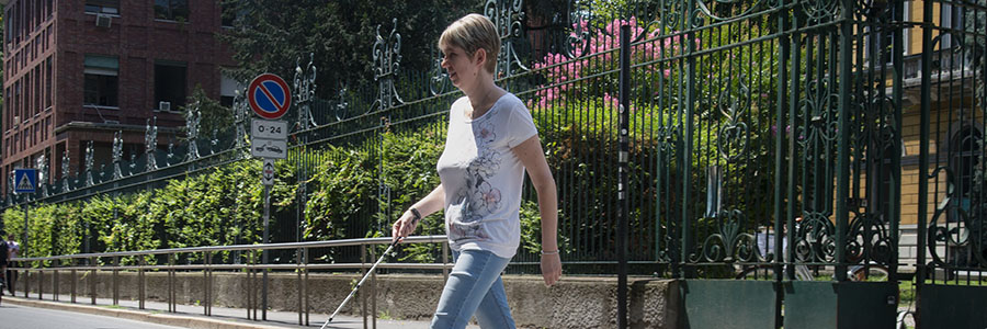 Elisabetta mentre attraversa sulle strisce pedonali