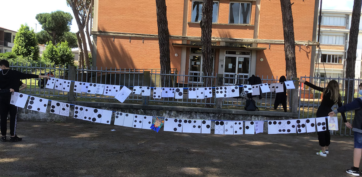 Cartelloni in caratteri braille davanti all'edificio scolastico