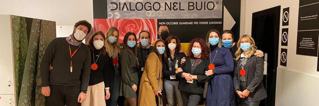 Foto di gruppo nel foyer di Dialogo nel Buio