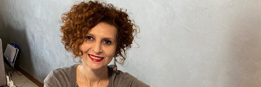 Marinella alla sua postazione di lavoro