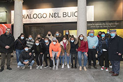 Le ragazze del Milan in posa all'esterno di Dialogo nel Buio