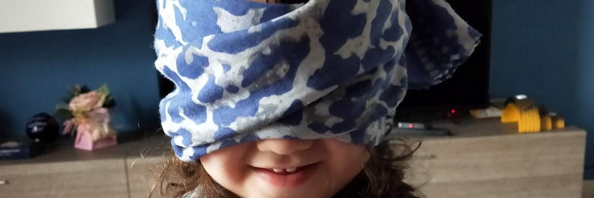 Bambina bendata