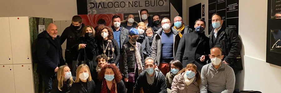 Foto di gruppo nel foyer di Dialogo nel Buio