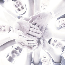 Gruppo di persone in cerchio che uniscono le mani